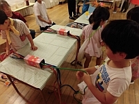 写真:ひもくじ引きの様子