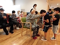 写真:施設の方からメダルをかけてもらっているところ