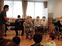 写真:高齢者がお手玉を披露しているところ