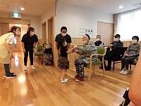 写真:お手玉のプレゼントをいただくところ