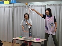 写真:先生たちの出し物のしゃぼん玉