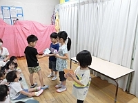 写真:誕生カードを渡している様子