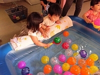 写真:ヨーヨーつりの様子