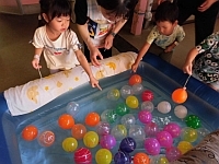 写真:ヨーヨーつりの様子