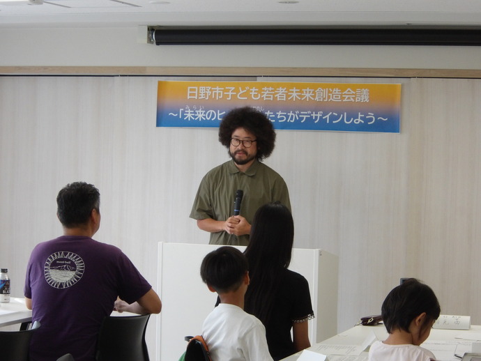 自己紹介をしている様子の写真