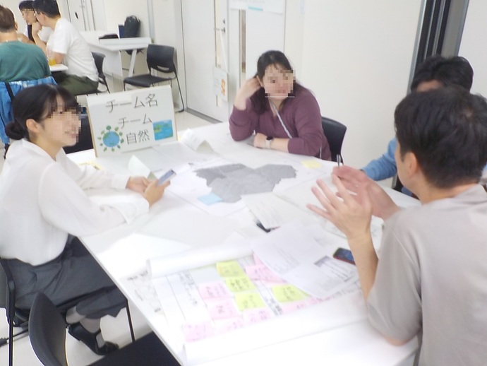 話し合っている様子の写真