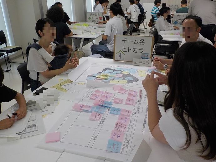 意見を出し合っている様子の写真