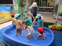 プール遊びをしている2歳児の様子の写真