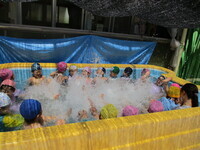 水しぶきをあげている様子の写真