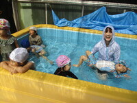 らこ泳ぎをしている4歳児の写真