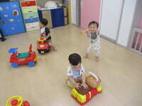 0歳児が室内で遊んでいる様子の写真