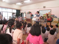 お楽しみのバルーンアートを見る子どもたち