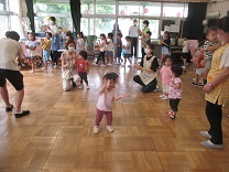 オープニングでみんなで盆踊りをする様子