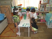 くま組がらいおん組の迷路に参加している様子