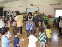 ホールで盆踊りしている様子