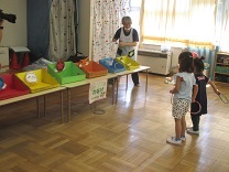 輪投げコーナーでほしいお面めがけてわなげを頑張る子どもたち