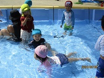 プールで遊ぶ子供の写真