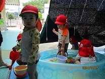 1歳児の水遊びの写真