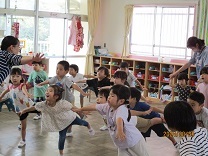 保育室で体操をする4歳児の写真