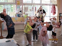 体を動かした後は、グイっといっぱいジュースを飲む真似