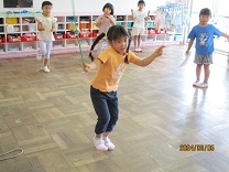 保育室で「縄跳びの練習をする子供の写真
