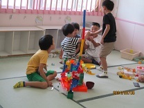 ピタゴラスのおもちゃで遊ぶ子供の写真
