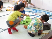 ポケモン人形で遊ぶ5歳児の写真