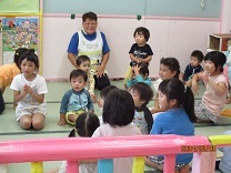 1歳児クラスと触れ合う5歳児の写真