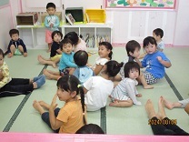 1歳と5歳の触れ合い遊びの写真