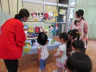 4歳児クラスがお面を選んでいる様子の写真