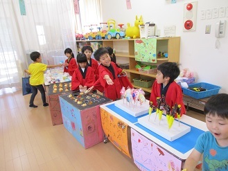 5歳児クラスがお店屋さん役をはりきってやっている様子の写真