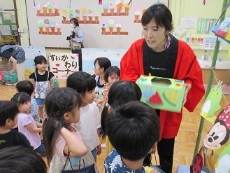 5歳児クラスがおめん屋さんでクイズに答えている様子の写真