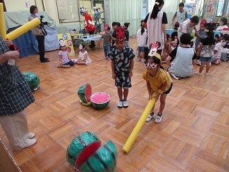 5歳児クラスがスイカ割りをしている様子の写真