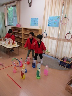 5歳児クラスがお店屋さんの準備をしている様子の写真