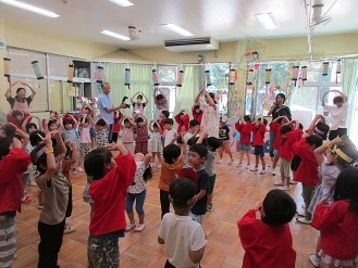 ホールで盆踊りをしている様子の写真