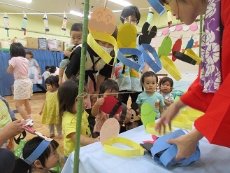 お面屋さんでお面をもらっている様子の写真