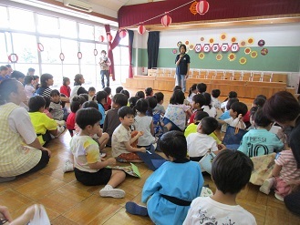 幼稚園のなつまつりに保育園5歳児クラスが招待され集会に参加している様子の写真