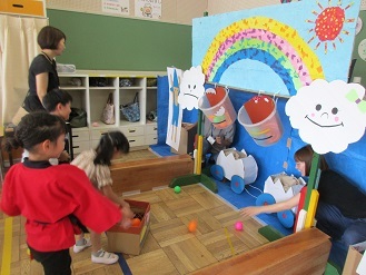 玉入れのコーナーをしている様子の写真