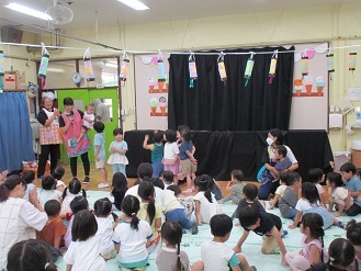 7月の誕生児が前で紹介されている様子の写真