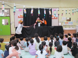 職員の出し物でマジックショーをしている様子の写真