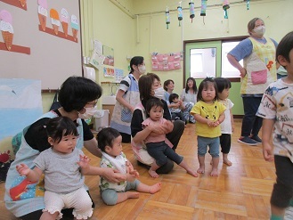 1歳児クラスが盆踊りに参加している様子の写真