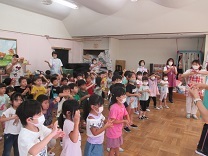 写真：全クラスで【しゅわしゅわデフリンピック】のダンスを踊っている様子