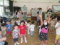 写真：1歳児クラスも楽しく参加しています。