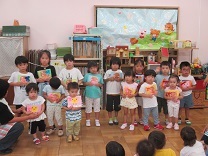 写真：8月生まれの誕生児の集合