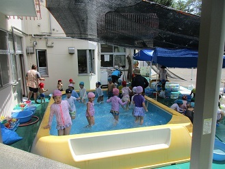 5歳児がプールで遊んでいる様子の写真