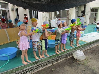 水鉄砲で遊んでいる様子の写真