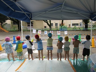 皆で的当てをして遊んでいる様子の写真