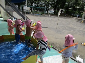 2歳児が水鉄砲で的当てをしている様子の写真