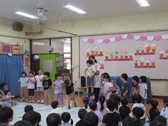 8月生まれの友達がインタビューしている様子の写真