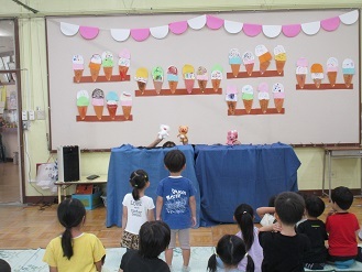 人形劇を見ている様子の写真